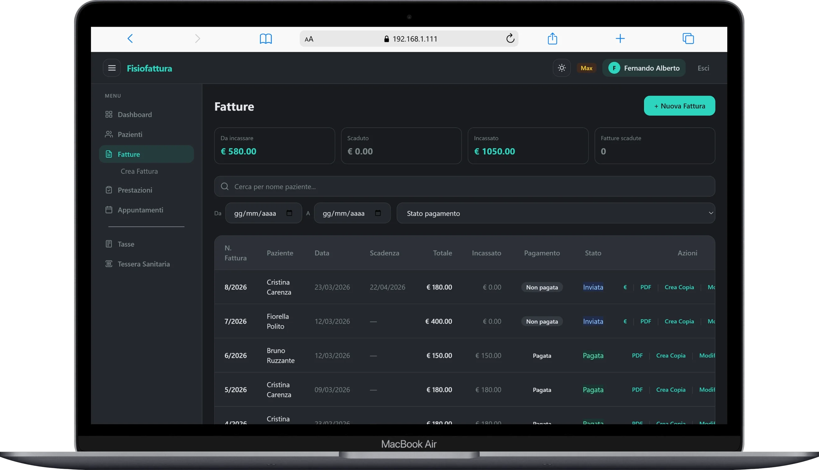 Lista fatture con KPI e filtri in tema scuro